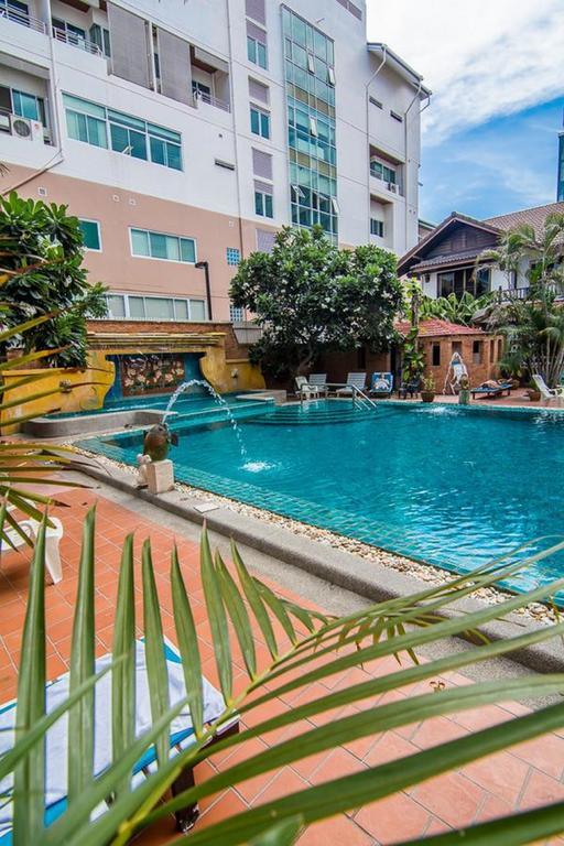 Sutus Court 4 Hotel Pattaya Buitenkant foto