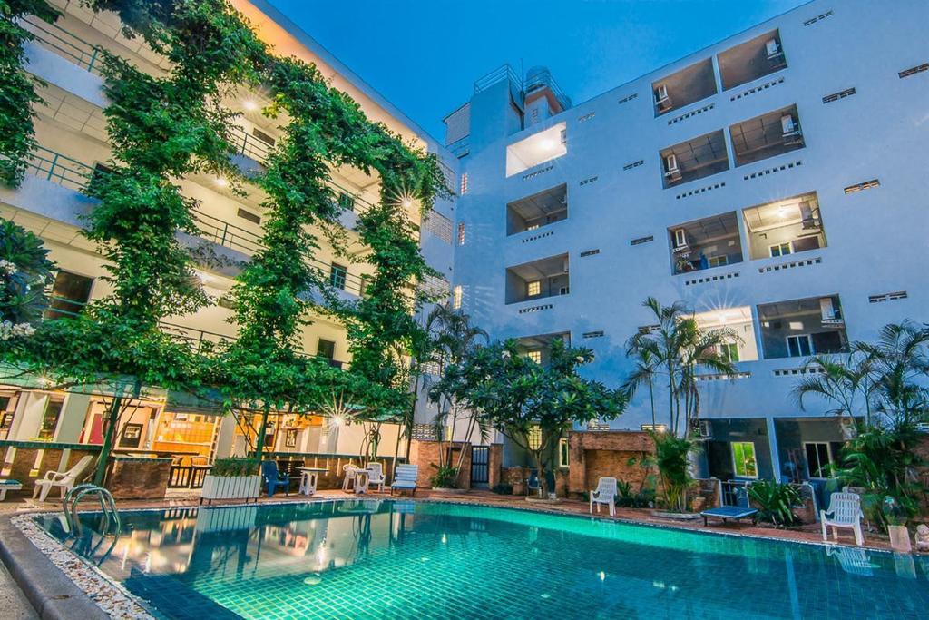 Sutus Court 4 Hotel Pattaya Buitenkant foto