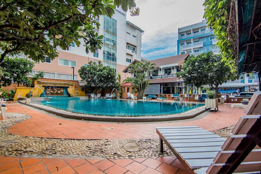 Sutus Court 4 Hotel Pattaya Buitenkant foto