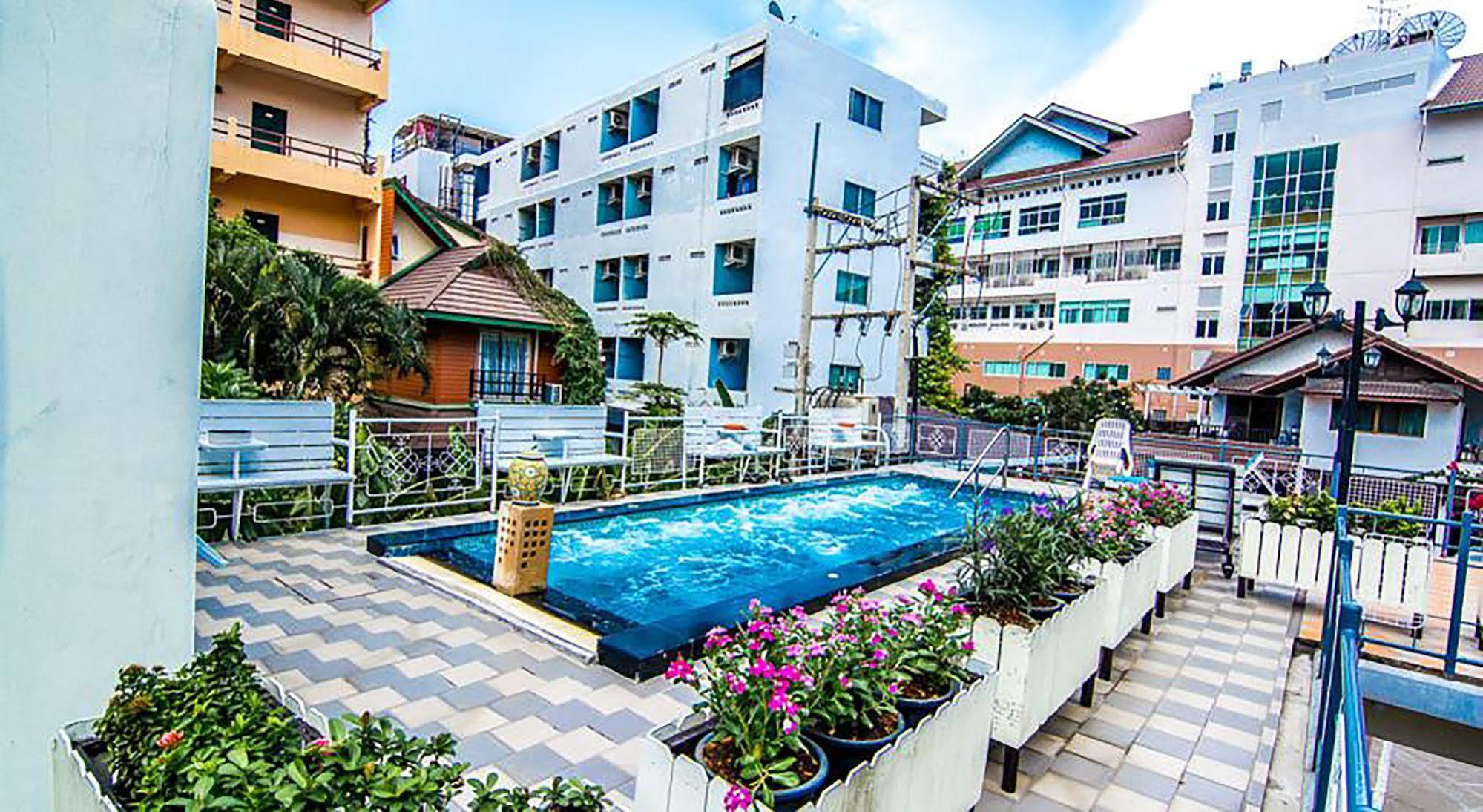 Sutus Court 4 Hotel Pattaya Buitenkant foto