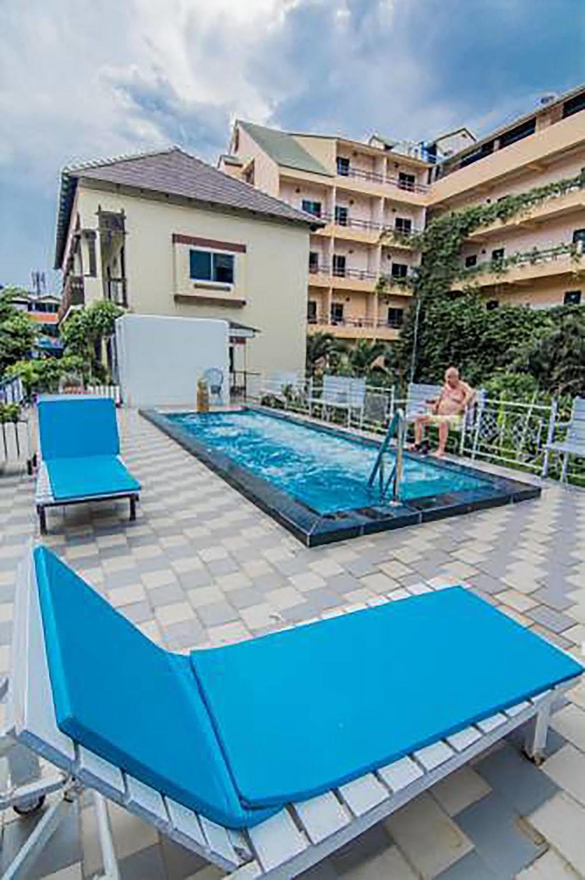 Sutus Court 4 Hotel Pattaya Buitenkant foto