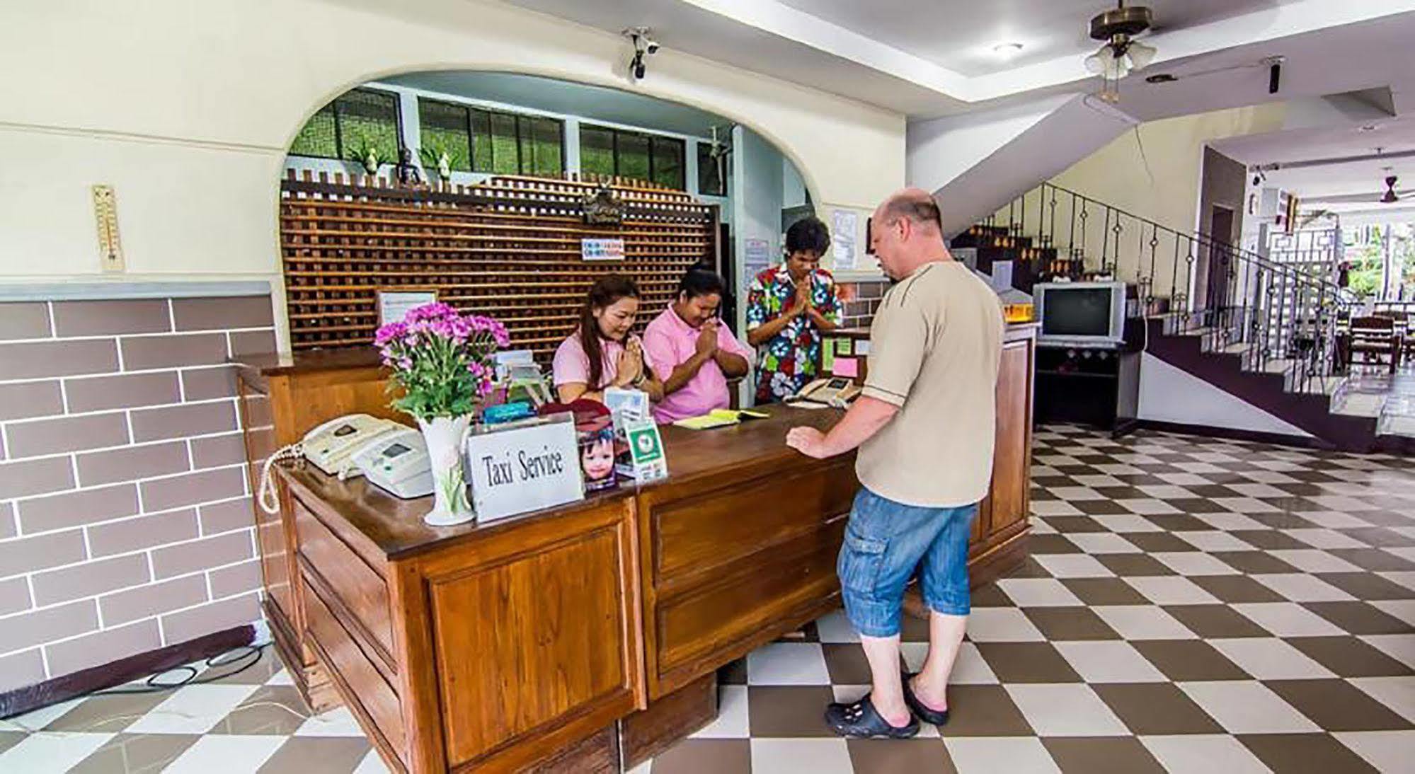 Sutus Court 4 Hotel Pattaya Buitenkant foto