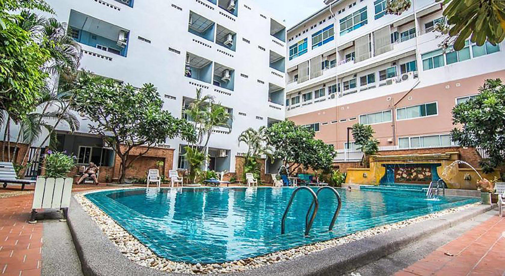 Sutus Court 4 Hotel Pattaya Buitenkant foto