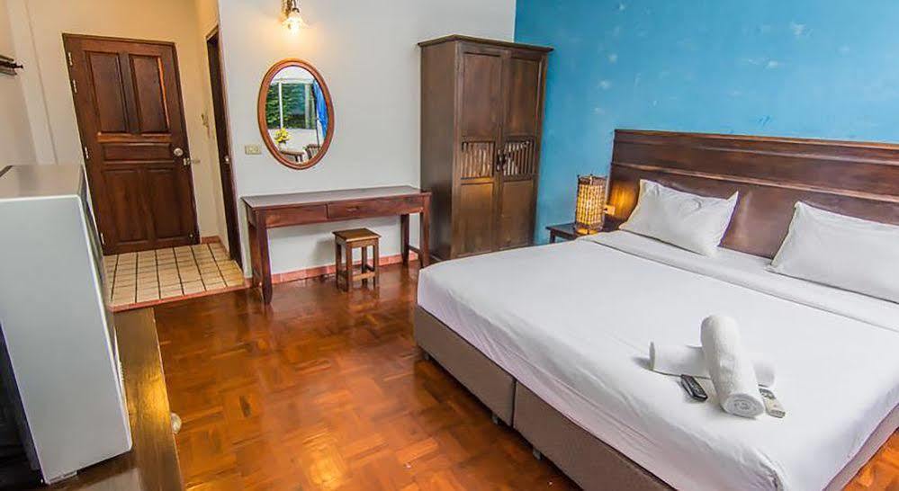 Sutus Court 4 Hotel Pattaya Buitenkant foto